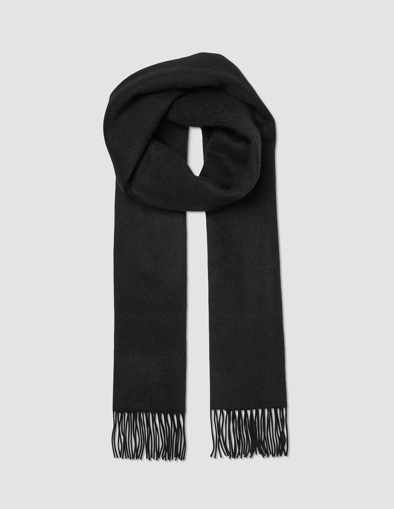Scarf Black, en svart kashmirhalsduk med fransar i ändarna.